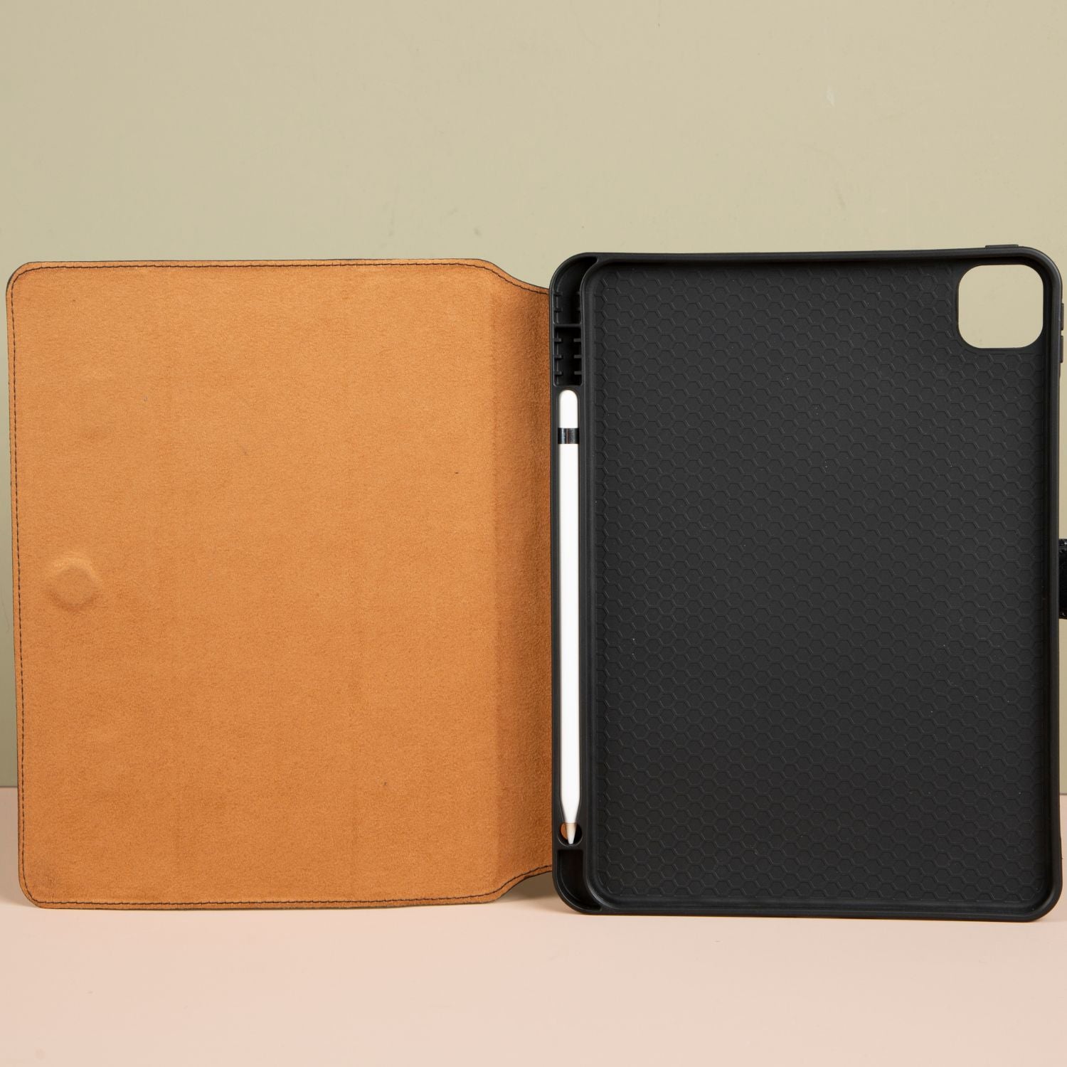 Premium Leather Case for iPad 11 Black | PATERSON