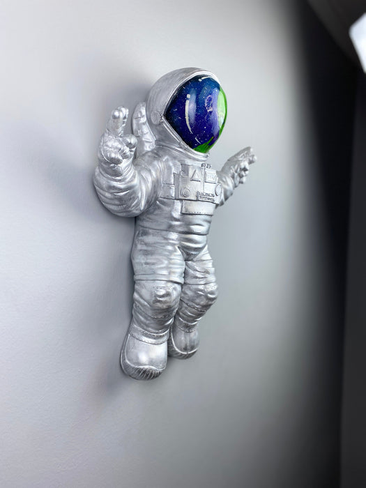 Astronaut 'the Encounter' Pop Art Wall Sculpture, Modern Wall Art - wboxgo.com